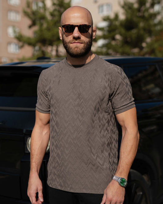 LAZARE™ ZIGZAG T-SHIRT - STONE BROWN
